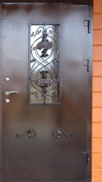 Дверь входная с кованным узором и стеклопакетом